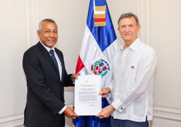 Roberto Álvarez recibe Copias de Estilo de Cartas Credenciales del nuevo embajador designado de Cuba