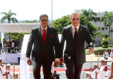 VIDEO | Presidente Abinader recibe a homólogo de Surinam en su visita oficial