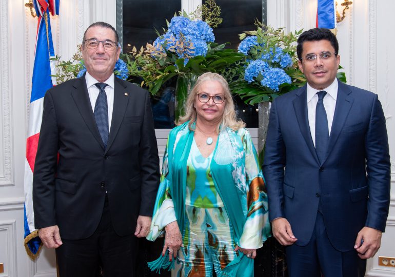 Popular y Embajada en Francia agasajan a la delegación nacional y hoteleros en Top Resa
