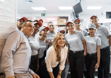 VIDEO | Carolina Mejía realiza recorrido en el primer restaurante Popeyes en República Dominicana