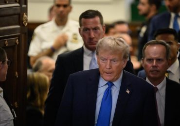 Trump tilda de "farsa" juicio civil en Nueva York que amenaza su imperio