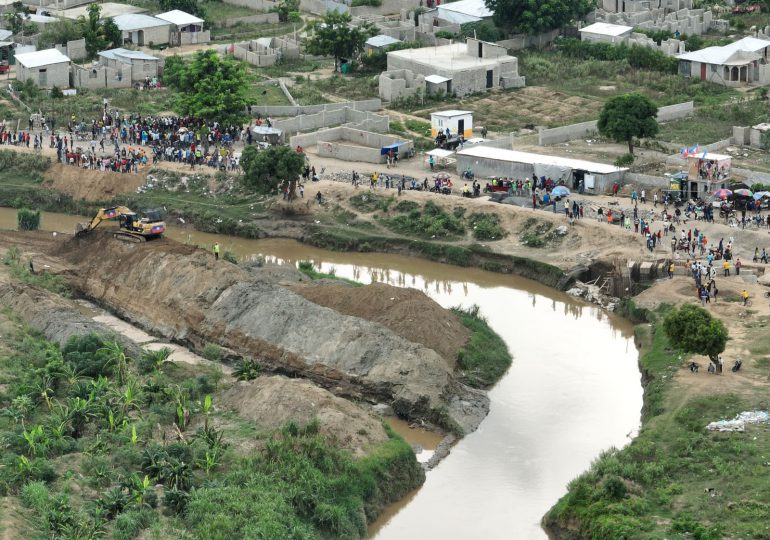 Haitianos desvían río Masacre para continuar obra de toma del canal