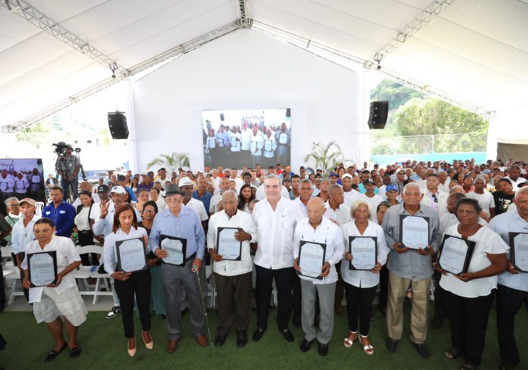 VIDEO | Luis Abinader entrega más de 800 títulos de propiedad en Guayabal, Azua
