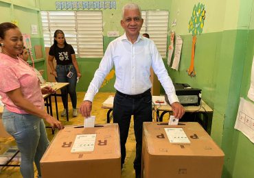 Presidente del Senado Ricardo De los Santos ejerce su derecho al voto en primarias del PRM