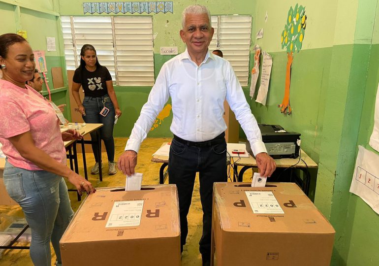 Presidente del Senado Ricardo De los Santos ejerce su derecho al voto en primarias del PRM