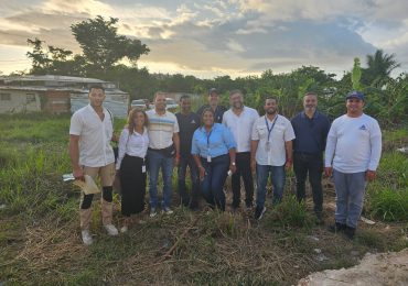 Medio Ambiente trabaja con comunitarios de Mano Juan avances sobre resolución que regula el uso de plástico en Isla Saona