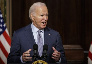 Biden insta a Israel a seguir "normas de la guerra" y pide a Irán tener "cuidado"