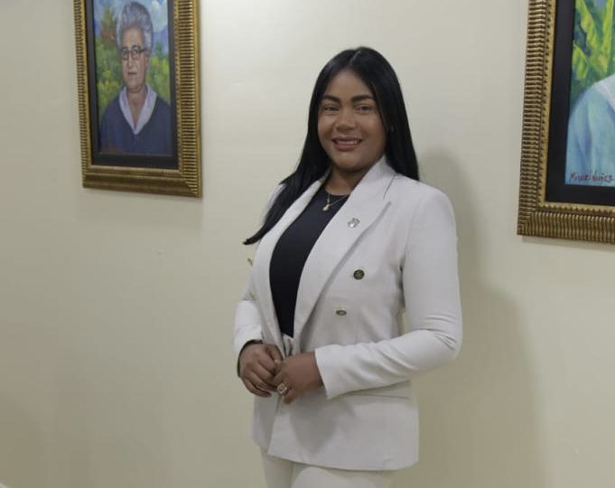 Vía encuesta Leyvi Batista gana como candidata a diputada por Santo Domingo Oeste