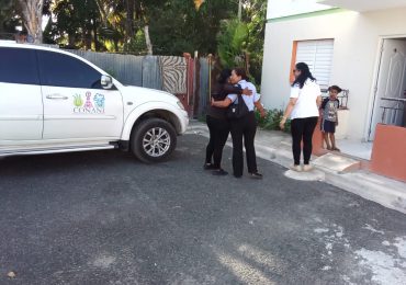 Gobernadora y encargada de Conani visitan abuela de 3 niños huérfanos a causa de feminicidio