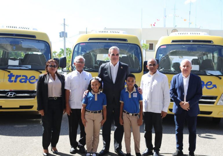 Abinader inicia programa de Transporte Escolar TRAE; movilidad escolar se ampliará a todo el país