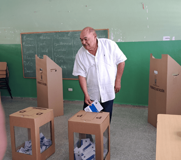 VIDEO | Ramón Alburquerque vota y denuncia problemas con sus representantes en centros de votación