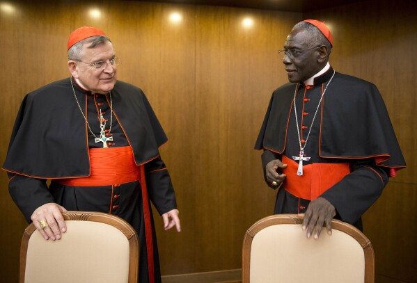 Cardenales conservadores cuestionan al papa sobre parejas homosexuales y el papel de la mujer