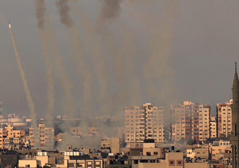 Hamás afirma haber liberado a una rehén israelí y a sus dos hijos