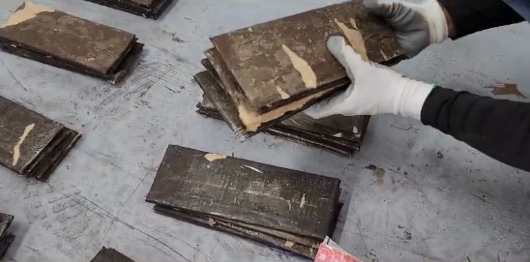 VIDEO | Confiscan 591 láminas presumiblemente cocaína escondidas en cajas de guineos