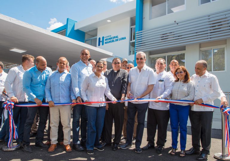 VIDEO | Presidente Abinader inaugura en María Trinidad Sánchez y Espaillat varias carreteras y hospitales