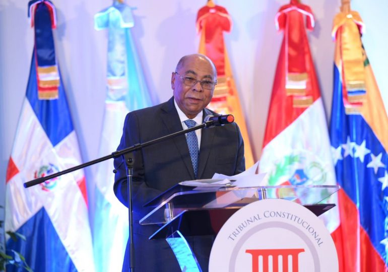 Conferencista internacional llama a los dominicanos a cuidar la Constitución y la independencia judicial, en jornada del TC