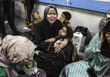 Médicos en Gaza intentan salvar a sobrevivientes en hospitales mientras aumenta la ira en el Oriente Medio