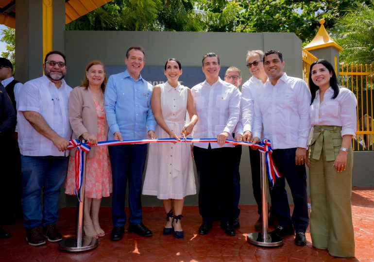 Popular, MICM y Primera Dama remozan parque infantil municipal La Vega