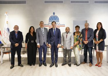 Roberto Ángel Salcedo se reúne con representantes de ADOPAE para potenciar la agenda cultural