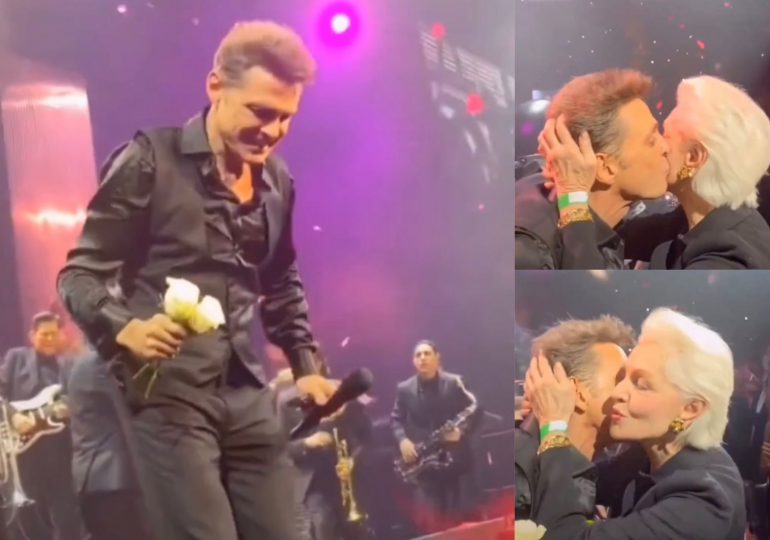 VIDEO | Luis Miguel tuvo lindo gesto al encontrarse en su concierto a Carolina Herrera; le obsequia un beso y flores