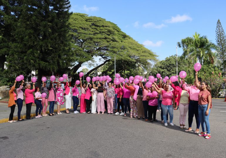 Servidoras municipales forman lazo humano como llamado prevención cáncer de mama