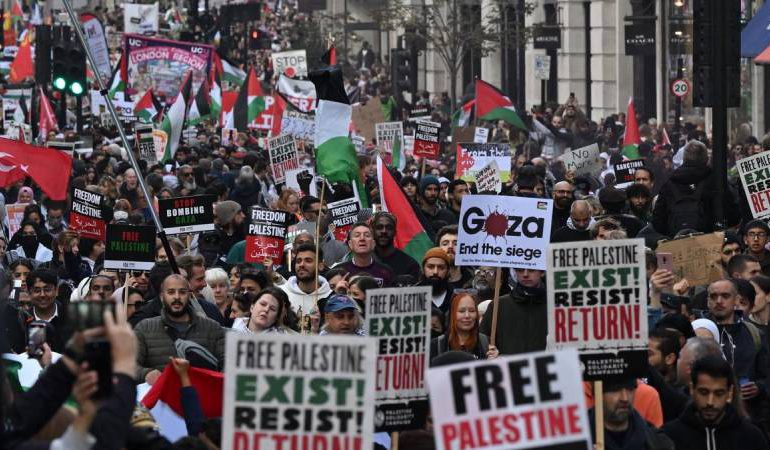 Miles de personas se manifiestan en Londres en favor del pueblo palestino