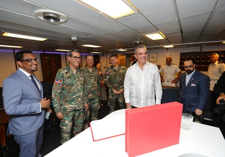 Presidente Abinader y ministro de Defensa visitan buque británico Dauntless