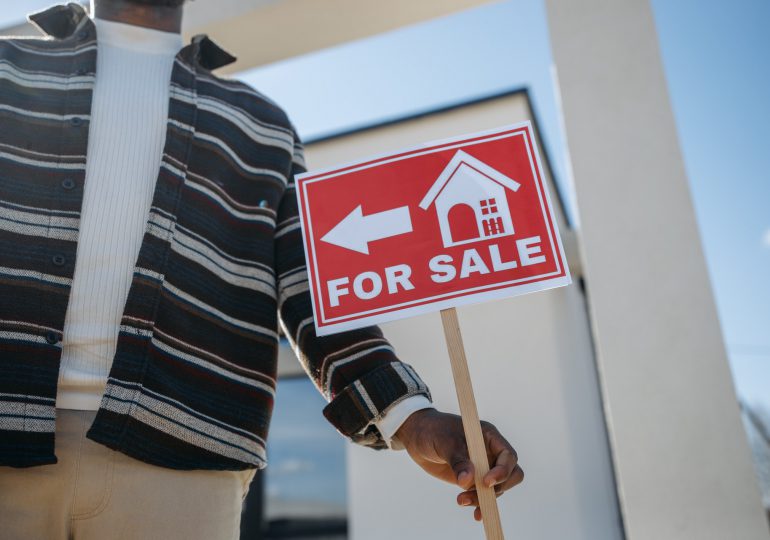 Latinos y negros pagan más por créditos hipotecarios en Nueva York
