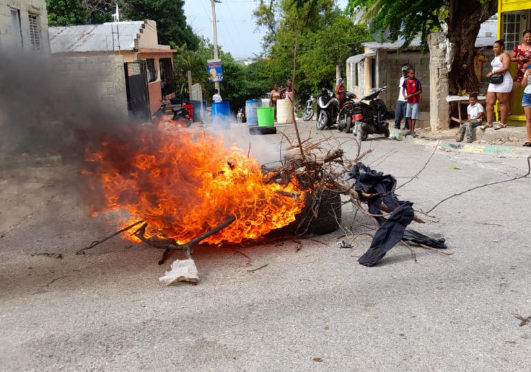 VIDEO | Queman neumáticos en Barahona en protesta por apagones