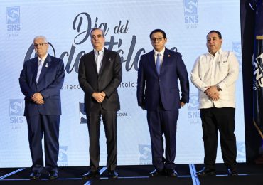 Abinader encabeza acto de reconocimiento a odontólogos por eficiencia servicios de salud oral