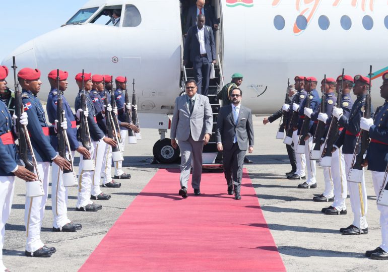 VIDEO | Presidente de Surinam llega a RD en una visita oficial