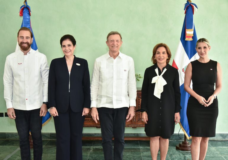 Roberto Álvarez juramenta nuevas presidentes y miembro de Comisión Permanente del Premio al Emigrante Dominicano Sr. Oscar de la Renta