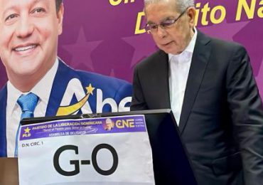 VIDEO | Danilo ejerce su derecho al voto en Asamblea de Delegados del PLD
