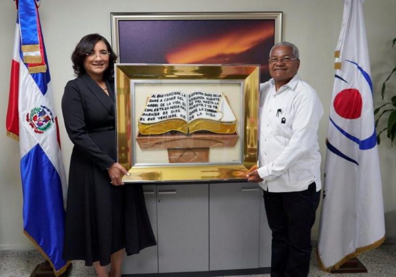 Tomasina Tolentino de Mckenzie recibe ejemplar de la Biblia en hilografía tridimensional del artista Alonso Méndez