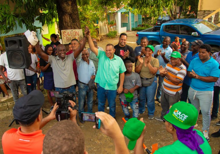 Alcalde Carlos Guzmán deja iniciados trabajos de construcción de parque, cancha, aceras, contenes y badenes en SDN