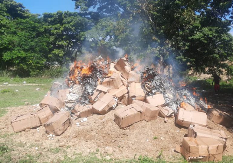 VIDEO | Autoridades haitianas queman 500 cajas de huevos procedentes de RD