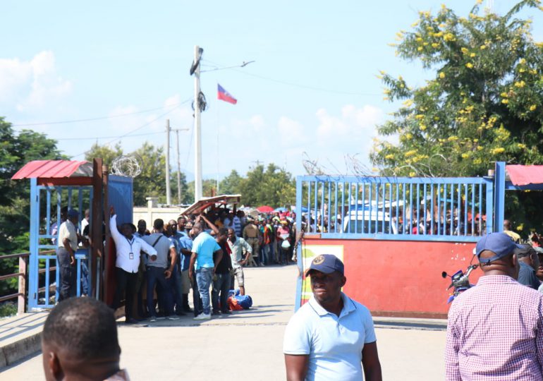 VIDEO | Haití abre sus puertas y haitianos cruzan a Dajabón a buscar mercancías varadas tras cierre de frontera