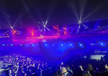 La gigante internacional del espectáculo en vivo que organiza las ceremonias de Santiago 2023