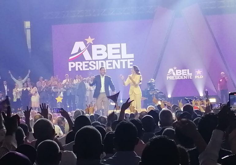 Con algarabía y aplausos peledeístas reciben Abel Martínez para ser proclamado como su candidato presidencial