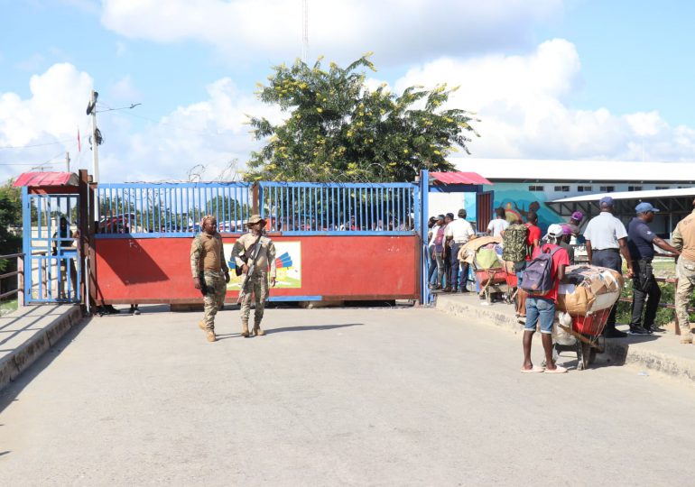 Haití permite entrada de alimentos y otras mercancías por Dajabón pese a tráfico y cierre de frontera
