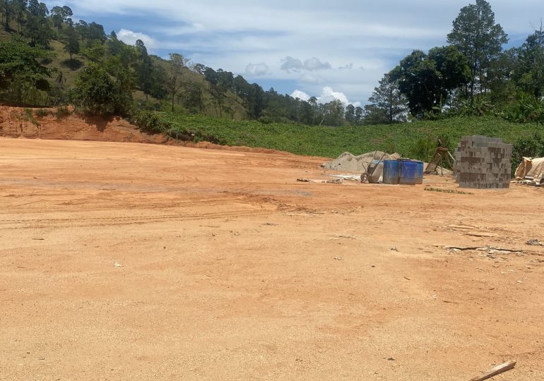 Piden ayuda al Gobierno para concluir construcción de play que ayudará a alejar jóvenes de las drogas en Jarabacoa