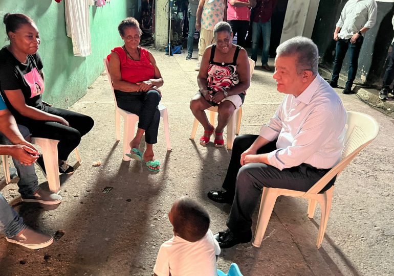 VIDEO | Leonel visita sector Villa Duarte, sin avisar, para conversar con residentes