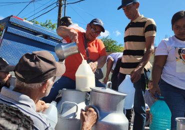 Por bajo costo de la leche y alto precio de insumos protestan ganaderos en Dajabón