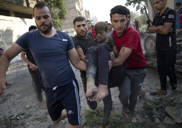Ayuda humanitaria continúa varada en frontera Gaza-Egipto; hospitales a punto de colapsar