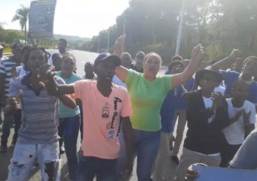 VIDEO | Comunitarios del sector Mata Gorda en SDN realizan protesta; rechazan instalación de un relleno sanitario