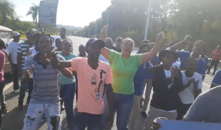 VIDEO | Comunitarios del sector Mata Gorda en SDN realizan protesta; rechazan instalación de un relleno sanitario