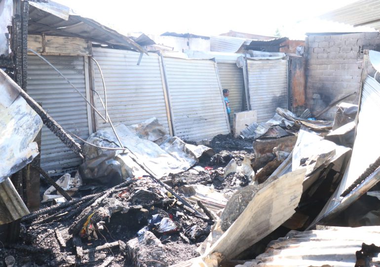 Comerciantes haitianos afectados por incendio en mercado de Dajabón esperan compensación del gobierno dominicano