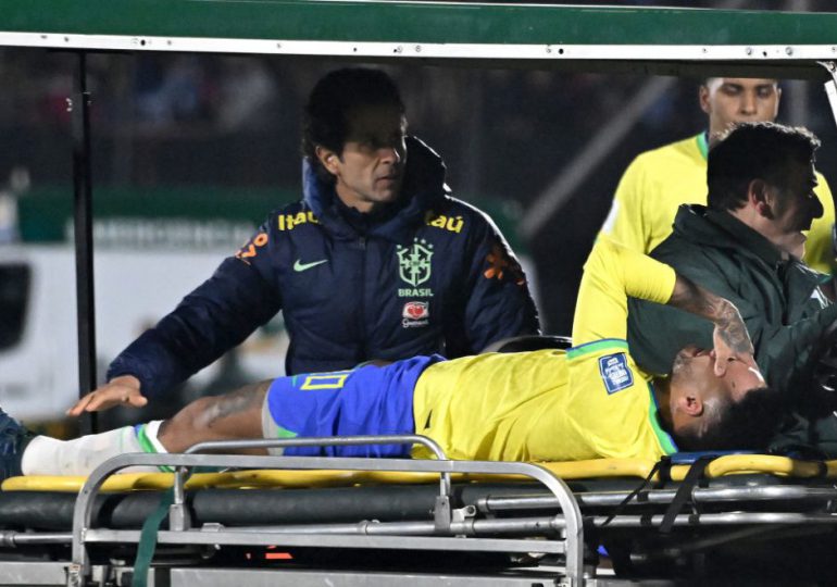 Neymar sufre ruptura de ligamento cruzado y pasará por cirugía