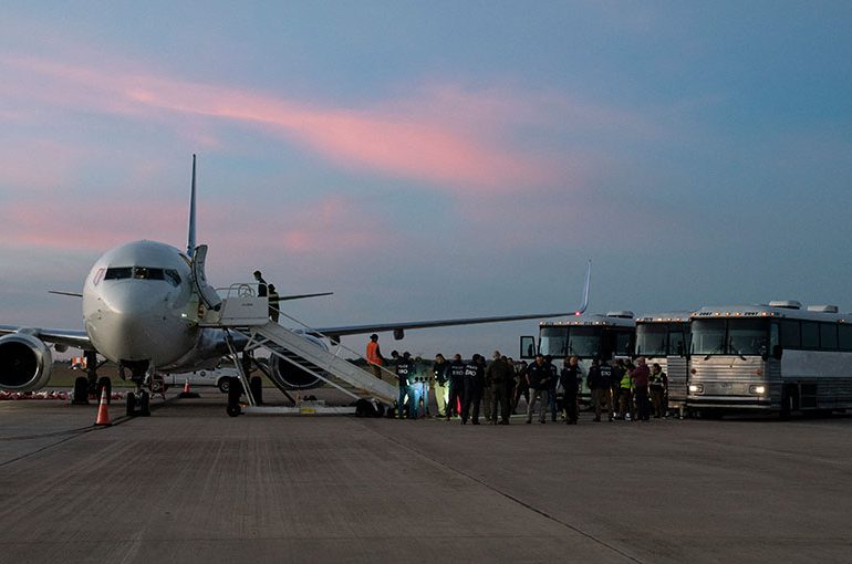 Llega a Venezuela primer avión de EEUU con migrantes tras acuerdo Biden-Maduro