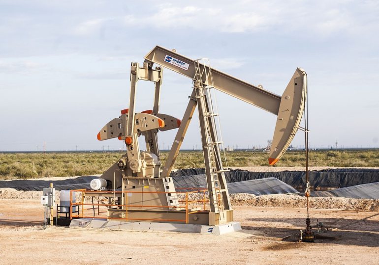 El petróleo cierra dispar tras informe de reservas de EEUU